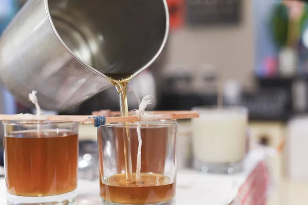 Kavanozlara sıvı balmumu döküldüğünü gösteren yaratıcı bir meşgale.