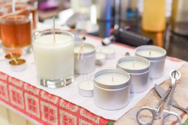 Kavanozlara sıvı balmumu döküldüğünü gösteren yaratıcı bir meşgale.