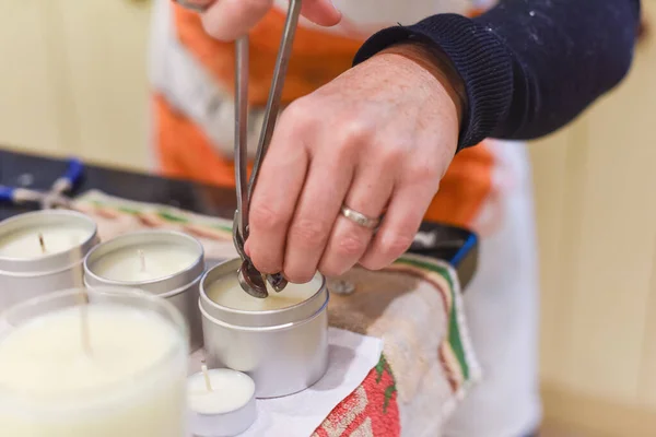 Kavanozlara sıvı balmumu döküldüğünü gösteren yaratıcı bir meşgale.