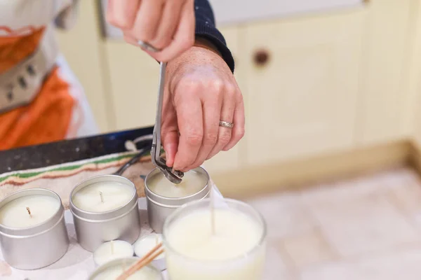 Kavanozlara sıvı balmumu döküldüğünü gösteren yaratıcı bir meşgale.