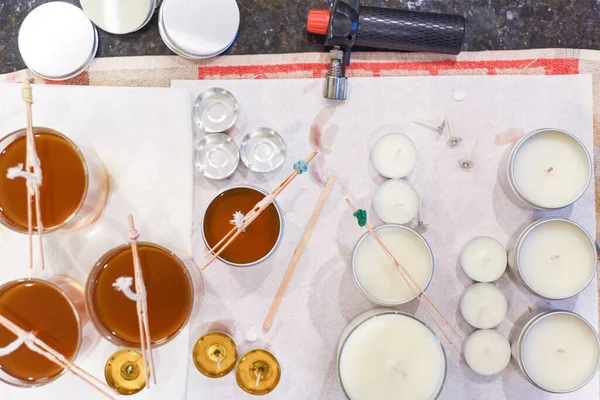 Kavanozlara sıvı balmumu döküldüğünü gösteren yaratıcı bir meşgale.