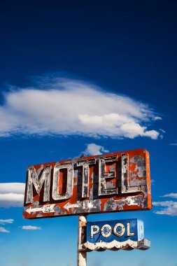 Bir harap, klasik, vintage motel işaret Arizona Çölü