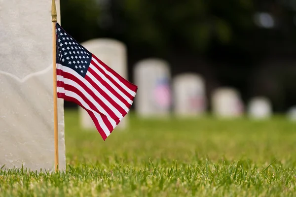 美国国旗在国家公墓-纪念日展示 — 图库照片