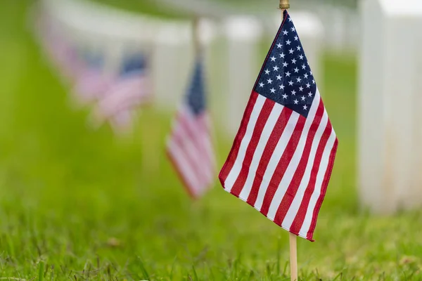 国立墓地 - 記念日に小さなアメリカの国旗を表示します。 — ストック写真