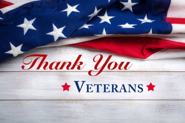 Gaziler Günü tebrik ile beyaz yıpranmış ahşap zemin üzerinde Amerikan bayrağı