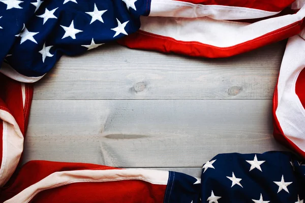 De vlag van de Verenigde Staten op een grijze achtergrond met kopie ruimte plank — Stockfoto