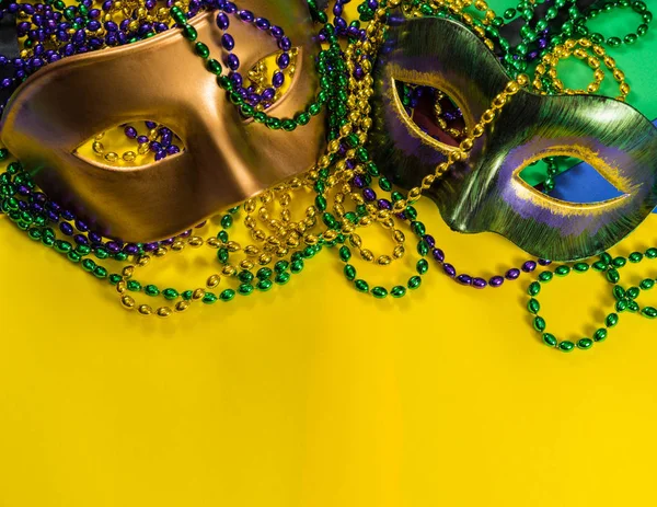 Máscara de Mardi Gras con cuentas sobre fondo amarillo —  Fotos de Stock