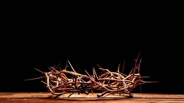 A crown of thorns on a wooden background. Easter Theme — Stock Photo, Image