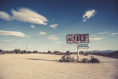 Bir harap, vintage motel işaret Arizona Çölü