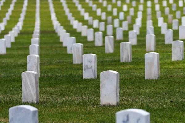 Pietre tombali bianche al cimitero nazionale — Foto Stock