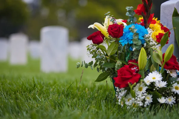 Lápidas blancas y flores en el cementerio para el día conmemorativo — Foto de Stock