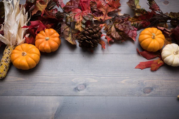 Herfst groenten, pompoenen en bladeren op een houten achtergrond — Stockfoto