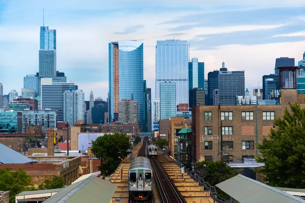 Batı treni ile Chicago manzarası