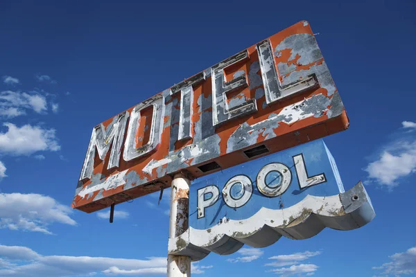 Ett förfallet, vintage motel tecken i den öken i Arizona — Stockfoto