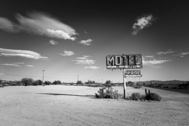 Bir harap, vintage motel işaret Arizona Çölü