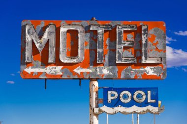 Bir harap, vintage motel işaret Arizona Çölü