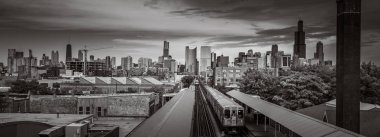 Batı treni ile Chicago manzarası