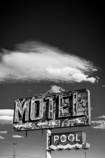 A rozoga, vintage motel jele az arizonai sivatagban — Stock Fotó