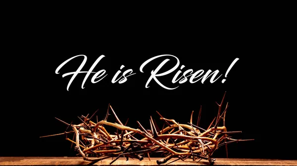 Ahşap arka plan üzerinde dikenli bir taç. Paskalya Tema