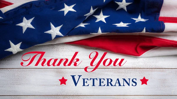 Gaziler Günü tebrik ile beyaz yıpranmış ahşap zemin üzerinde Amerikan bayrağı