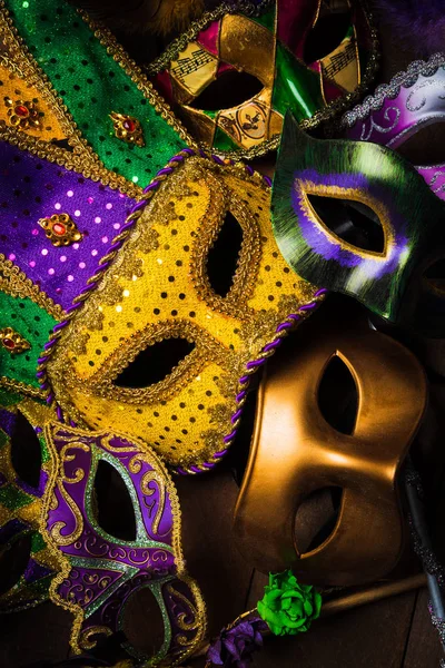 Mardi Gras маски на темному тлі — стокове фото