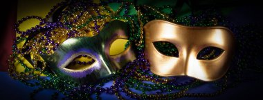 Karanlık bir arka plan Mardi Gras maskesi