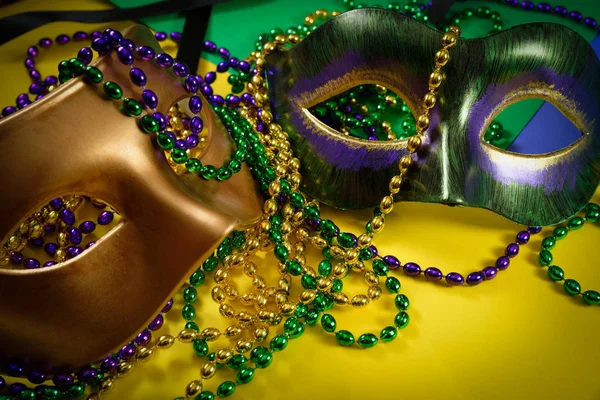 Máscara de Mardi Gras con cuentas sobre fondo amarillo —  Fotos de Stock