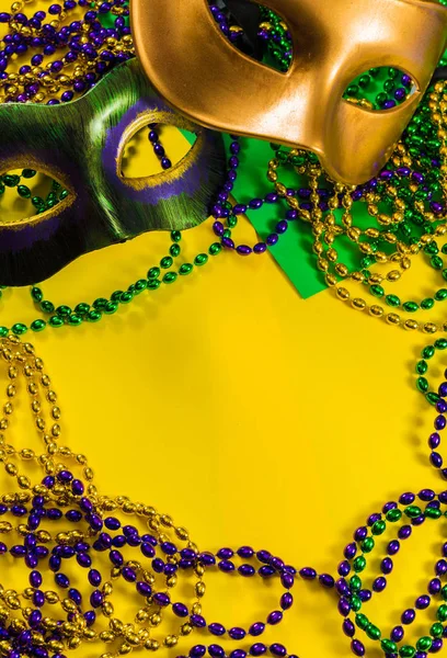 Mardi Gras Maske mit Perlen auf gelbem Hintergrund — Stockfoto