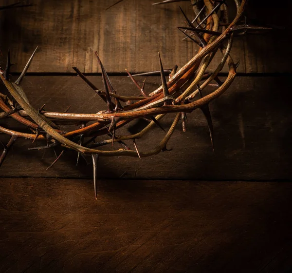 Ahşap arka plan üzerinde dikenli bir taç. Paskalya Tema