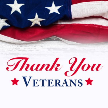 Gaziler Günü tebrik ile beyaz yıpranmış ahşap zemin üzerinde Amerikan bayrağı