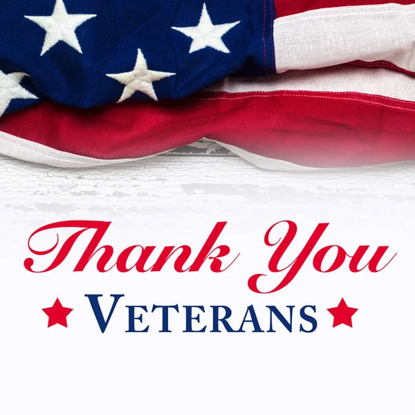 Gaziler Günü tebrik ile beyaz yıpranmış ahşap zemin üzerinde Amerikan bayrağı