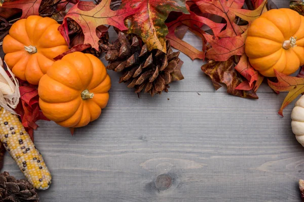 Automne Légumes, citrouilles et feuilles sur fond de bois — Photo