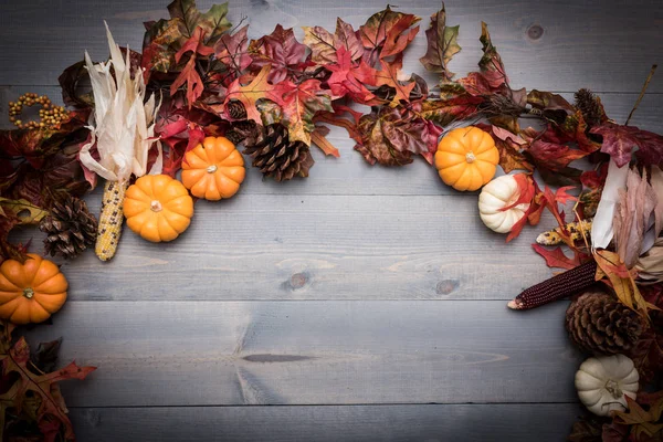 秋の野菜、かぼちゃ、木製の背景の葉 — ストック写真