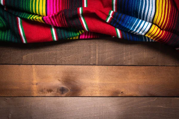 Cobertor Serape mexicano em fundo de madeira Imagens De Bancos De Imagens