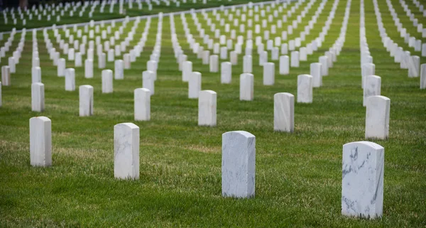 Lápidas blancas en el cementerio nacional — Foto de Stock