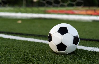 Arka planda gol ile yeşil bir alanda bir soocer veya futbol