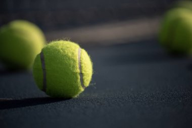 Arka planda net bir kort ta tenis topu bir grup