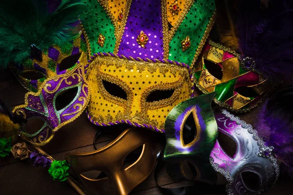 Un groupe de mardi gras, masque carnivale sur fond sombre — Photo