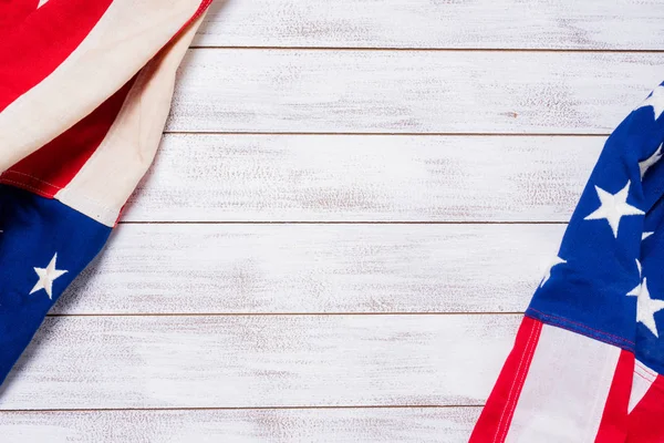 Banderas americanas vintage sobre un fondo de listón de madera blanca — Foto de Stock