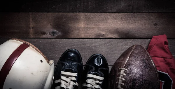 Equipamento de futebol americano vintage em um fundo de madeira Imagens De Bancos De Imagens Sem Royalties
