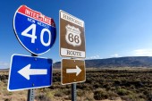 Dálniční značky na historické dálnici 66 a Interstate 40 na americkém jihozápadě