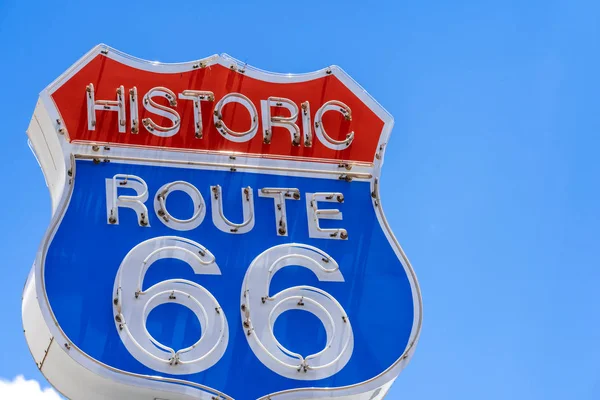 Röd, vit och blå Route 66 skylt framför Blue Sky — Stockfoto