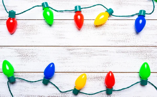 Beyaz ahşap çıta arka plan renkli Noel ışıkları