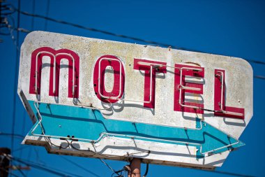 Bir harap, vintage motel işaret Arizona Çölü