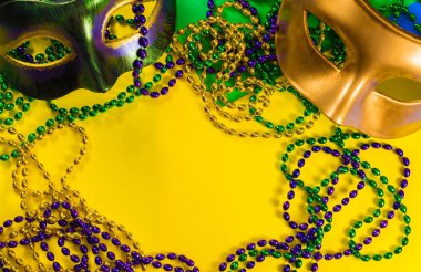 Mardi Gras maskesi ile sarı bir arka plan üzerine boncuk