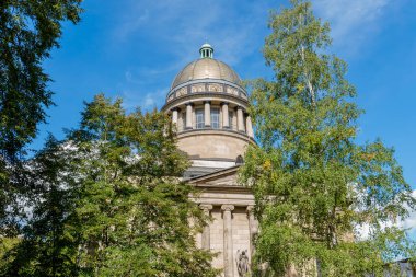  Ducal Anıtmezarının anıtsal kubbesi