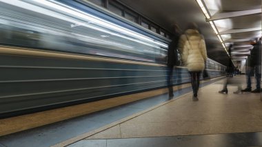 Tren ARR zaman Metro platformunda insanların hareketi