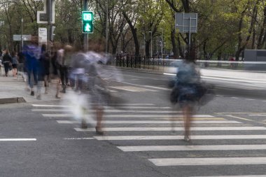 Yoğun şehir kavşaklarında insanların ve araçların trafik akışları
