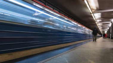 Tren ARR zaman Metro platformunda insanların hareketi