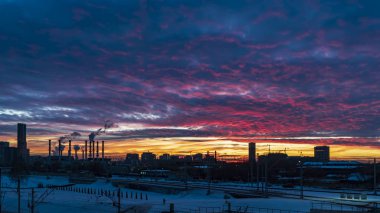 gün batımı bulutlar ve şehir silüeti koşma